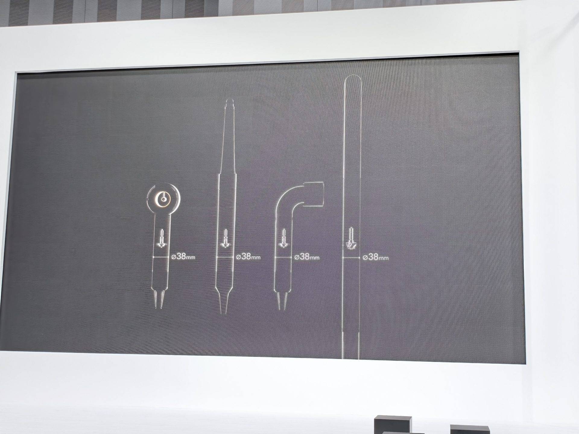 戴森发布 PencilVac:吸尘器,终于变成了扫帚模样