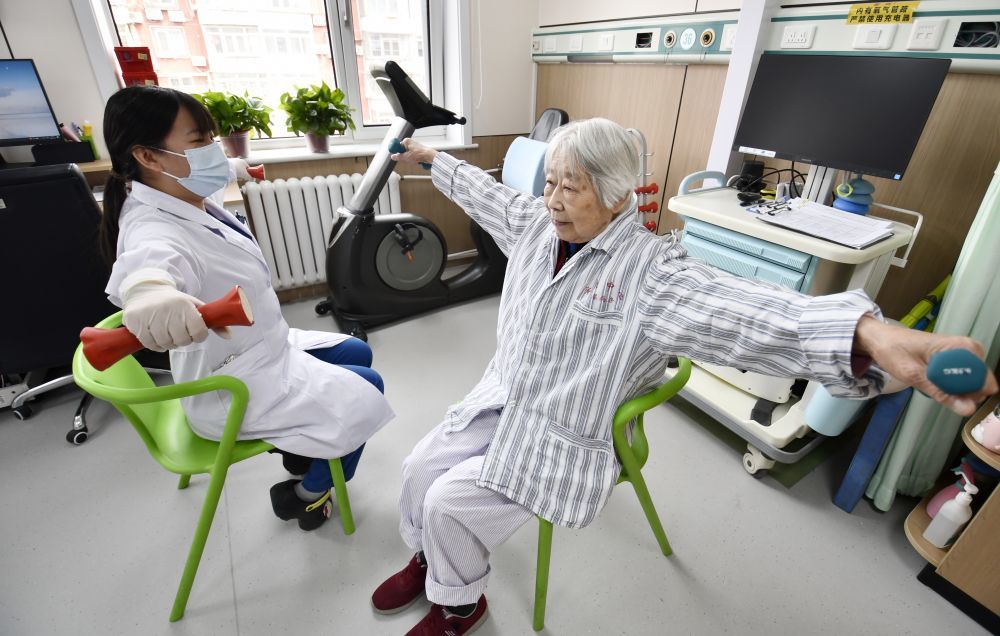 2025年3月28日,一名老年患者在北京朝阳区安贞社区卫生服务中心医务人员指导下进行康复训练。近年来,朝阳区通过建设社区卫生服务中心和卫生服务站,织密基层医疗网络,大力发展儿科、糖尿病、高血压、心血管、脑卒中、骨质疏松、中医治疗等专病特色科室,加强家庭医生签约、慢病管理、互联网诊疗、健康志愿服务和适老化改造力度,为居民提供健康监测和医卫服务。