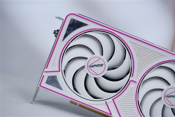 七彩虹iGame RTX 5060 Ti Ultra W DUO 16GB OC显卡图赏