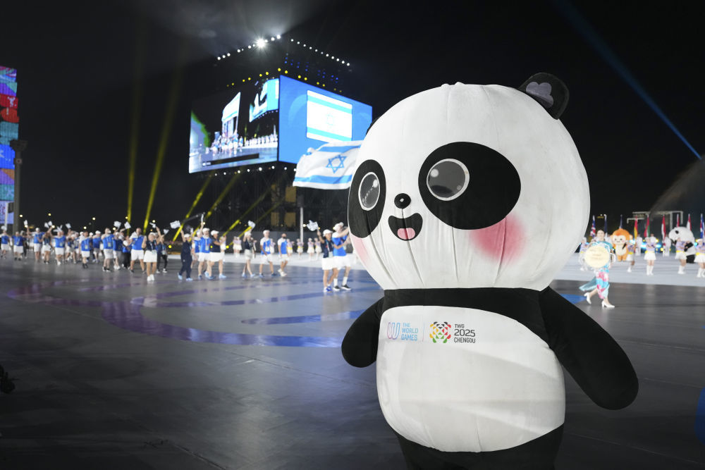 ↑ 这是8月7日在开幕式上拍摄的吉祥物“蜀宝”。新华社记者 刘坤 摄