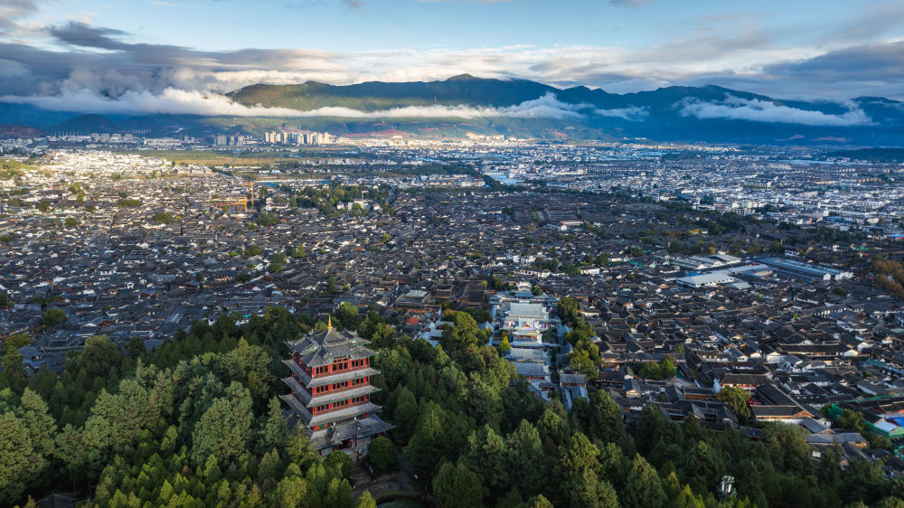 这是2024年11月8日拍摄的丽江古城日落风光（无人机照片）。新华社记者 胡超 摄