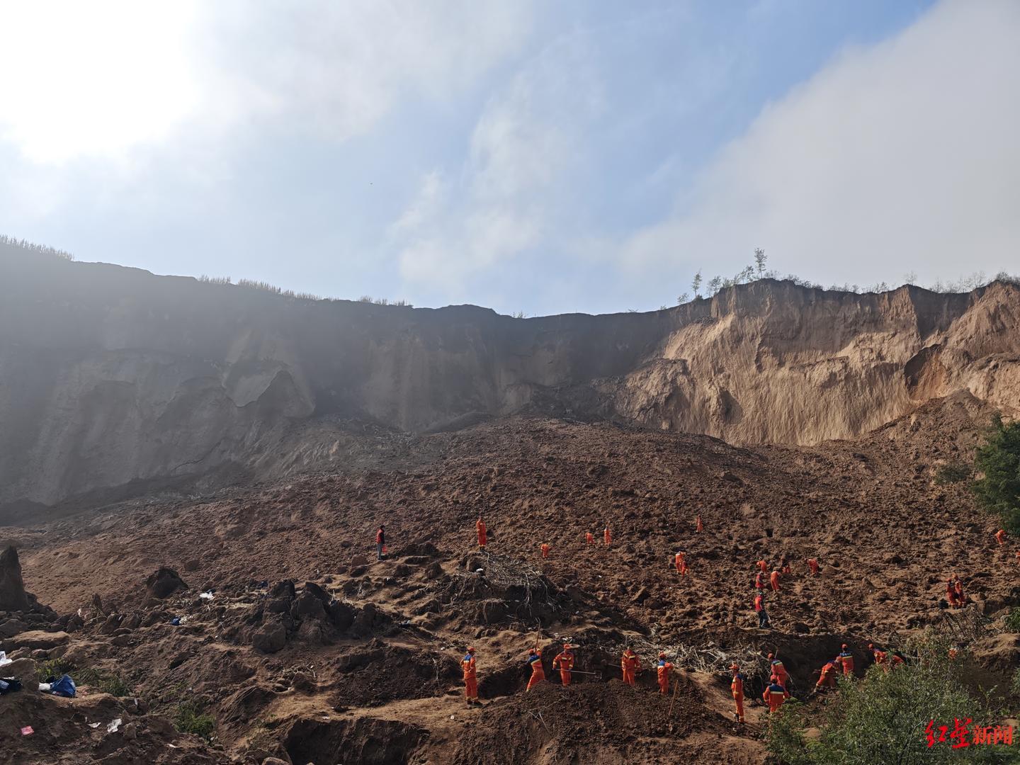 ▲搜救现场,工作人员正在找寻李某某踪迹