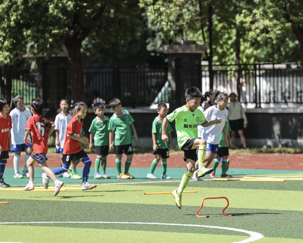8月29日,浙江省诸暨市陶朱小学足球队员开展新学期首训。新华社记者 徐昱 摄