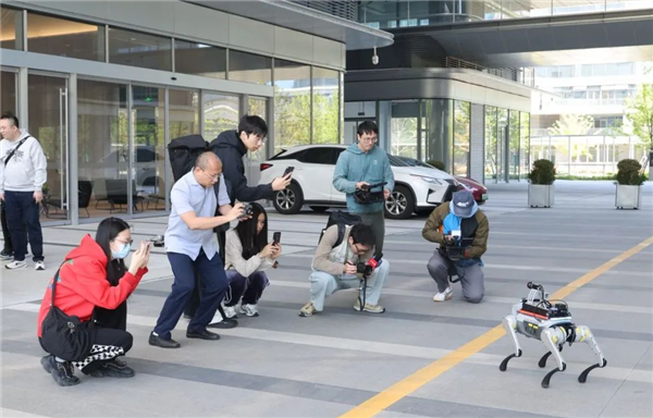 能送药、会唠嗑,这只杭州造机器狗如何“跑”进百姓生活