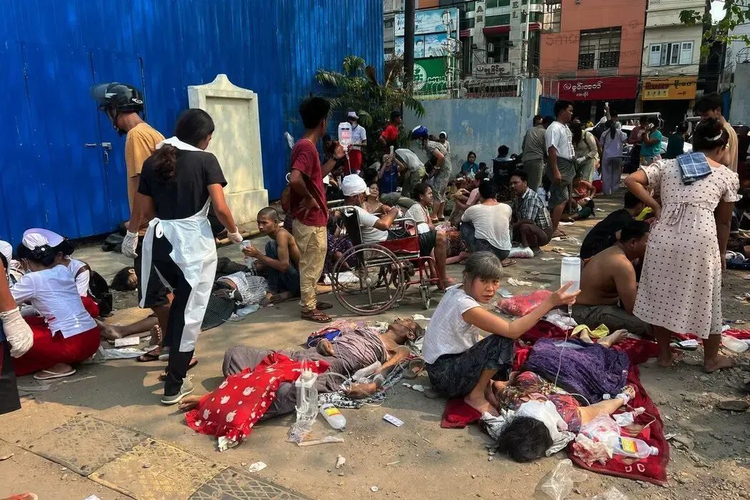 震后,伤者聚集在曼德勒综合医院外。