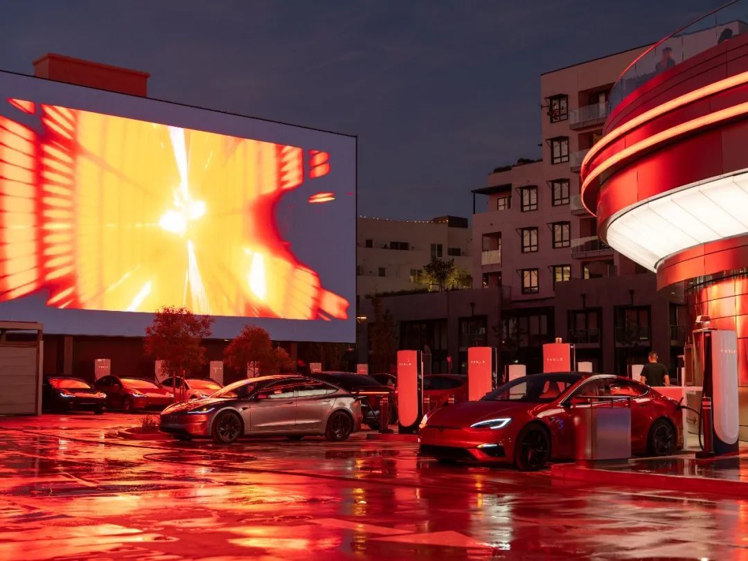 特斯拉开了家未来餐厅:机器人送来爆米花,我递钱包