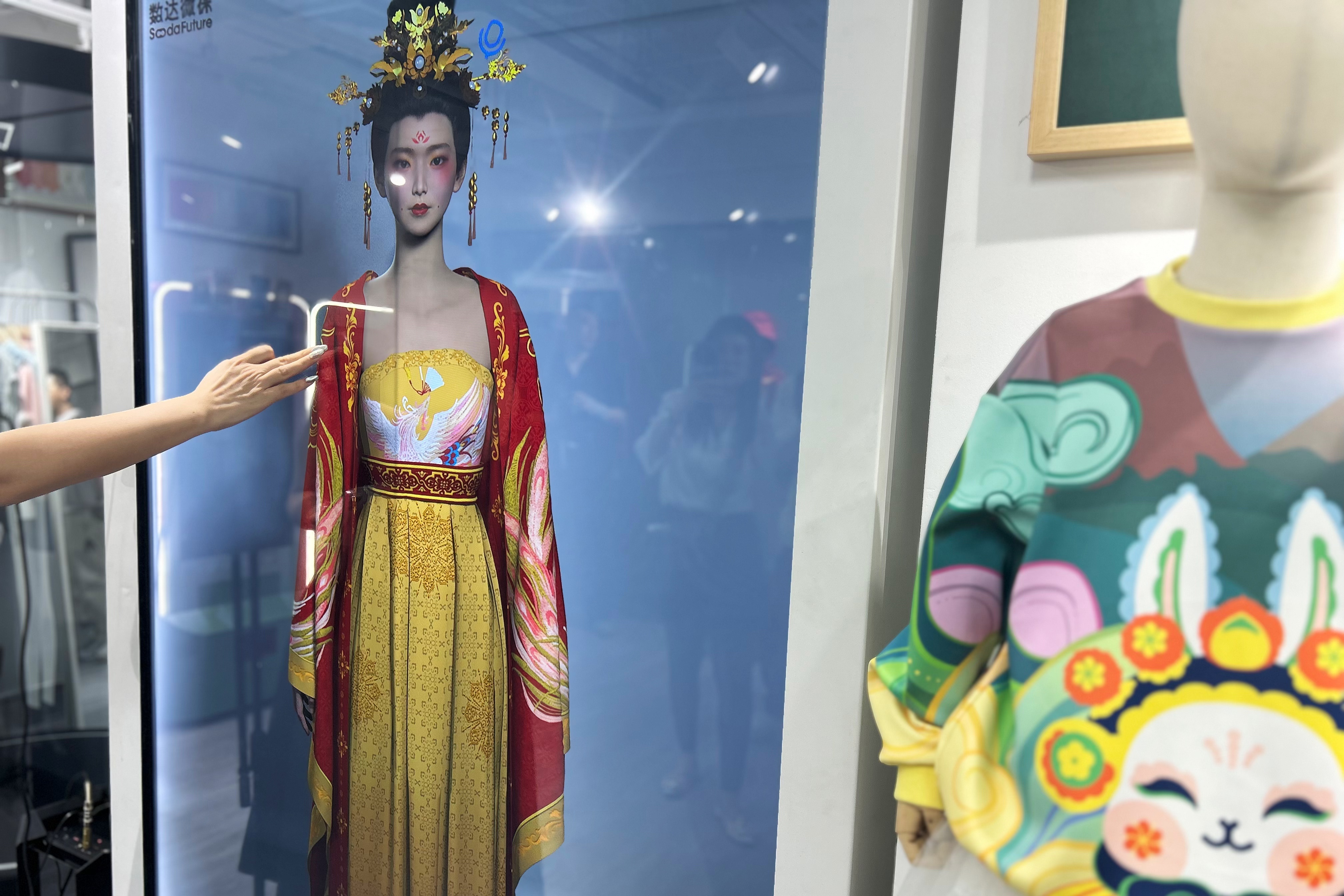 铜牛集团自主研发的AI人工智能数字人“锦”。图/新京报贝壳财经记者 李铮 摄