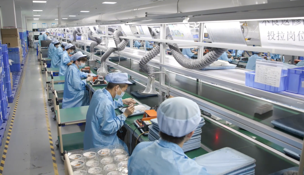 广东眷蜀科技有限公司车间内，工人正在组装耳机。受访者供图