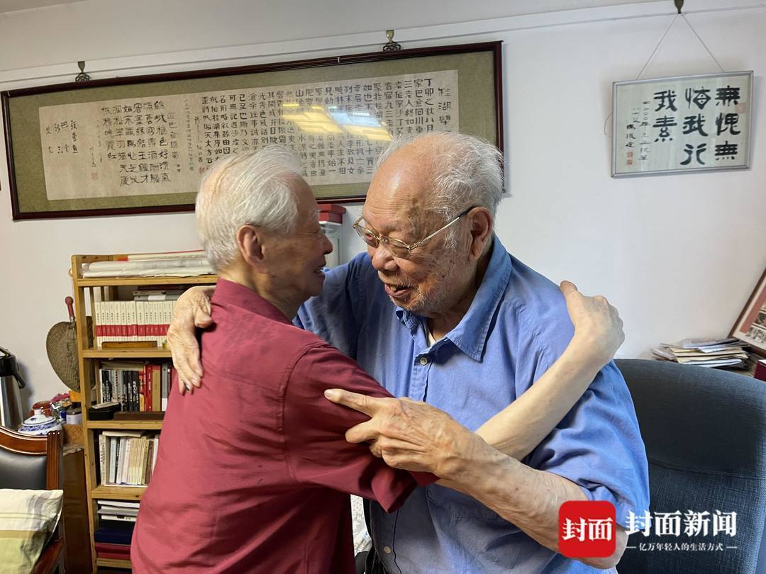 馬老(右)與王火(左)擁抱(2022年夏,馬老家人供圖)