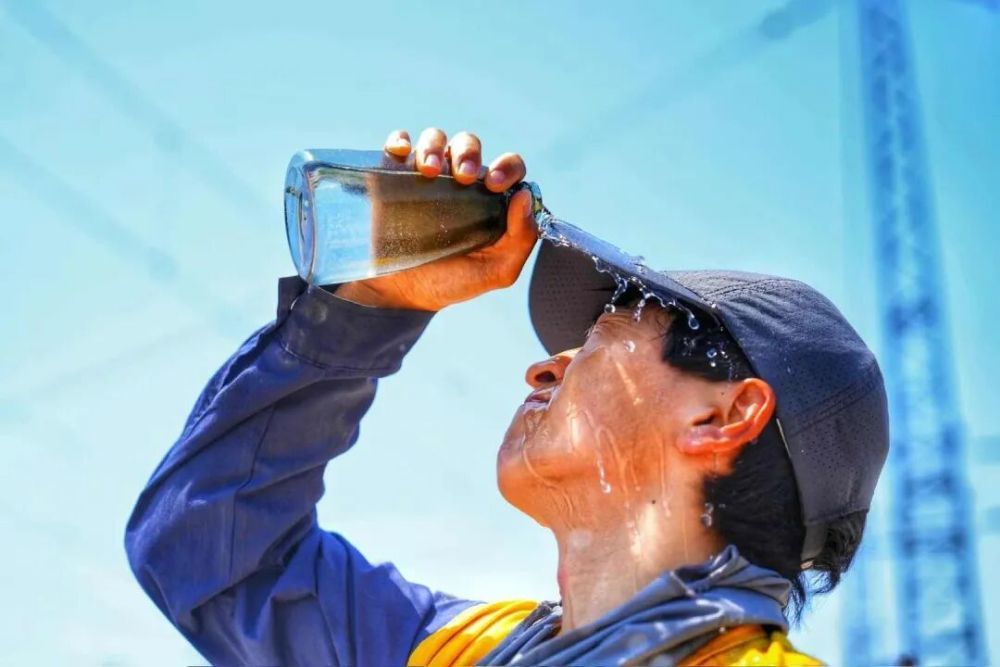 6月新疆乌鲁木齐高温，地表温度50有余，乌鲁木齐局的铁路人热情似火，头顶烈日安全作业，调车组在滚烫的钢轨间奔走，汗水浸湿衣衫一遍又一遍。@方伟