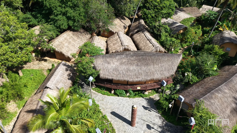 俯瞰洪水村茅草屋民宿（央广网记者 陶淦 摄）
