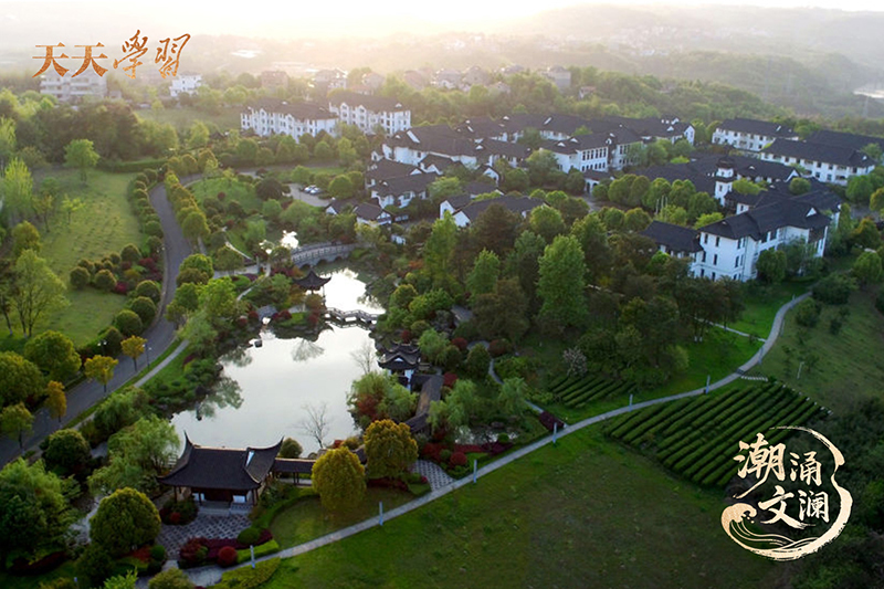 如今,越剧不仅活跃在嵊州人日常生活的一个个角落,也深深烙印在嵊州人的精神血脉之中。图为古色古香的嵊州越剧艺术学校。