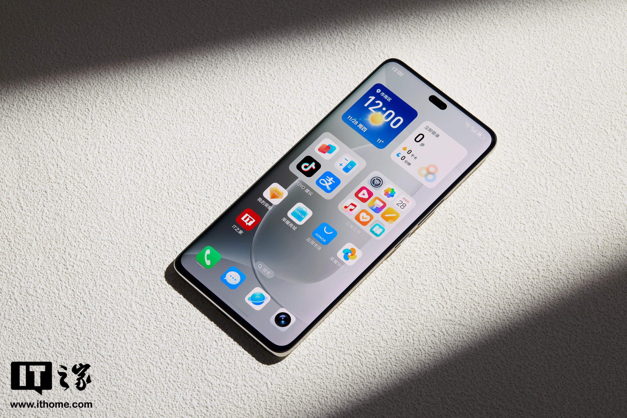 荣耀 300 Ultra 手机的正面，展示了手机的桌面布局首页、YOYO 建议功能，以及IT之家等常用 App