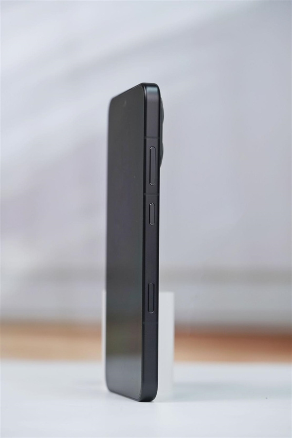 10000mAh巨无霸电池仅2599元起!荣耀WIN RT图赏