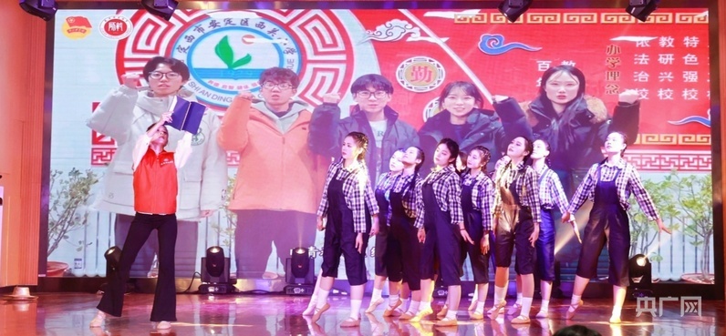 天津师范大学舞蹈《山花育梦舞芳华》（央广网记者 韩雨晨 摄）
