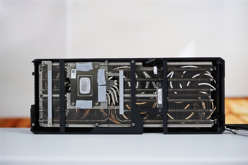 七彩虹iGame RTX 5070 Ti Vulcan OC显卡评测:一键提速降温、磁吸组件玩法多样