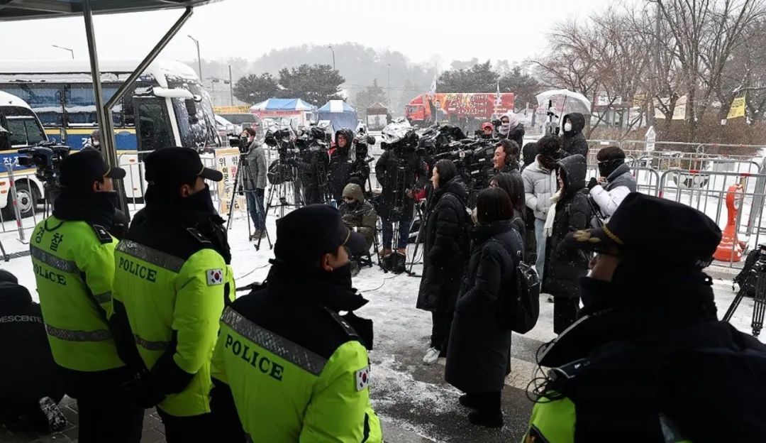 ◆2月7日，警察、媒体记者和部分尹锡悦的支持者聚集在首尔拘留所前。