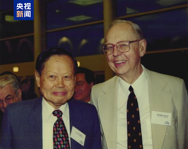 △1999年杨振宁与米尔斯于石溪