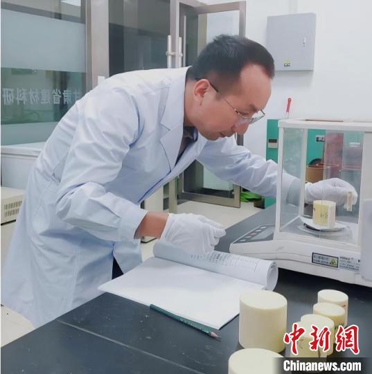 图为该项目负责人陈延军在制备保温材料样品（资料图）　甘肃科技集团供图