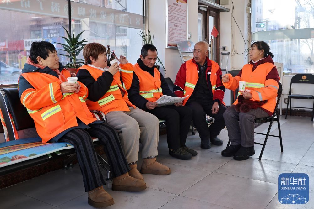 ↑ 12月11日,在黑龙江省同江市,环卫工人在工会驿站喝热茶。新华社发(刘万平摄)