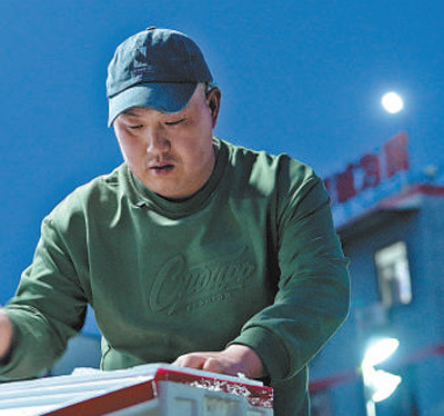 常青川在批发市场进货。洛 正摄