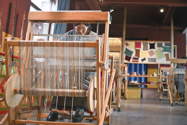 6月28日，在江孜县班觉伦布村“阿佳格桑工坊”，藏族“阿佳”在编织氆氇。