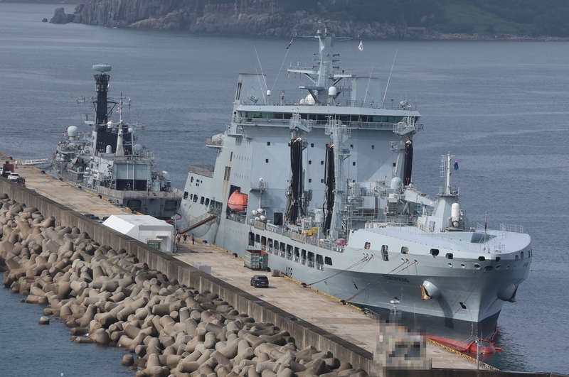 8月13日,韩国釜山,英国护卫舰“里士满”号与“泰德斯普林斯”号舰队油水补给舰停靠釜山海军基地。 IC Photo