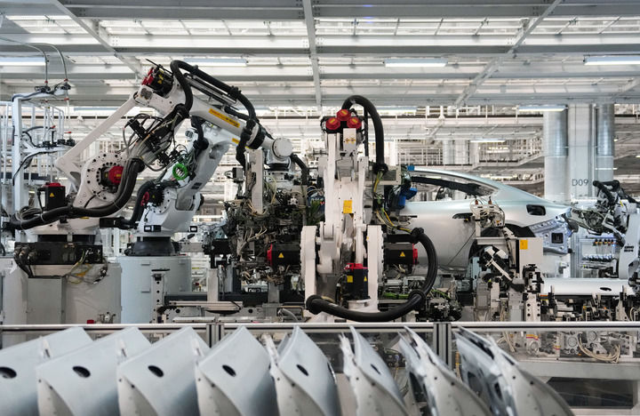 机器人在北京小米汽车工厂车间流水线上工作（2025年6月16日摄）。新华社记者 郑焕松 摄