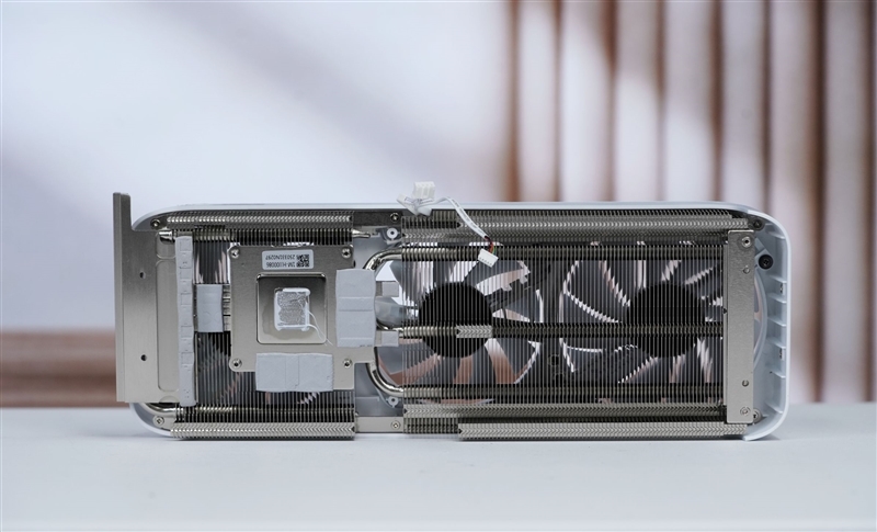 一眼看去就与众不同!索泰 RTX 5060 Ti 8GB 月白 OC评测:超频有点小惊喜