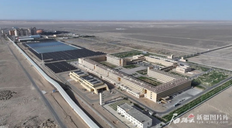 6月5日，鸟瞰中煤哈密能源有限公司大南湖七号煤矿分布式光伏电站。麦麦提·玉苏普摄