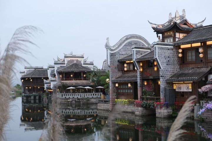 傍晚时分，李庄古镇月亮田华灯初上（4月23日摄）。新华社记者 张雅雯 摄
