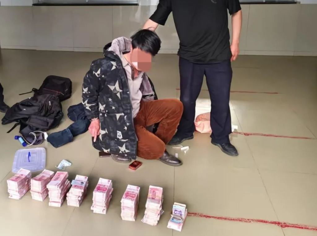 男子随身携带的双肩包内竟装有70余万现金。