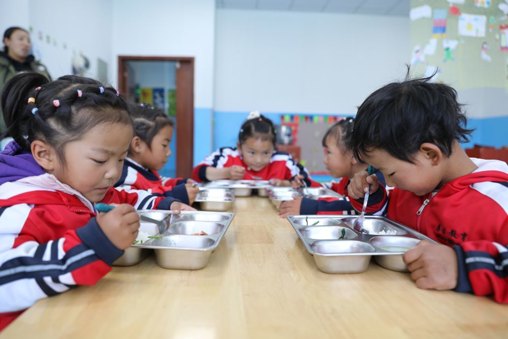扎嘎新村幼儿园学生正在吃午饭。新华社发（嘉措 摄）
