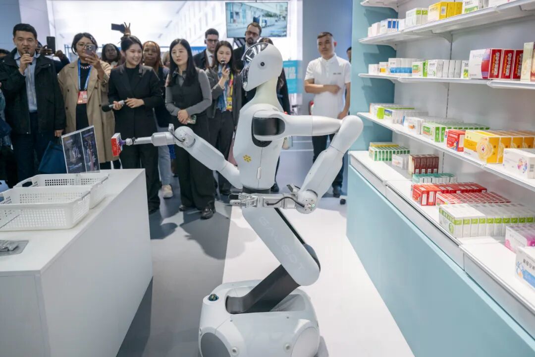 10月14日,全球婦女峰會參會嘉賓在北京經開區機器人大世界參觀。圖為嘉賓觀看機器人演示拿取藥品 圖源:新華社