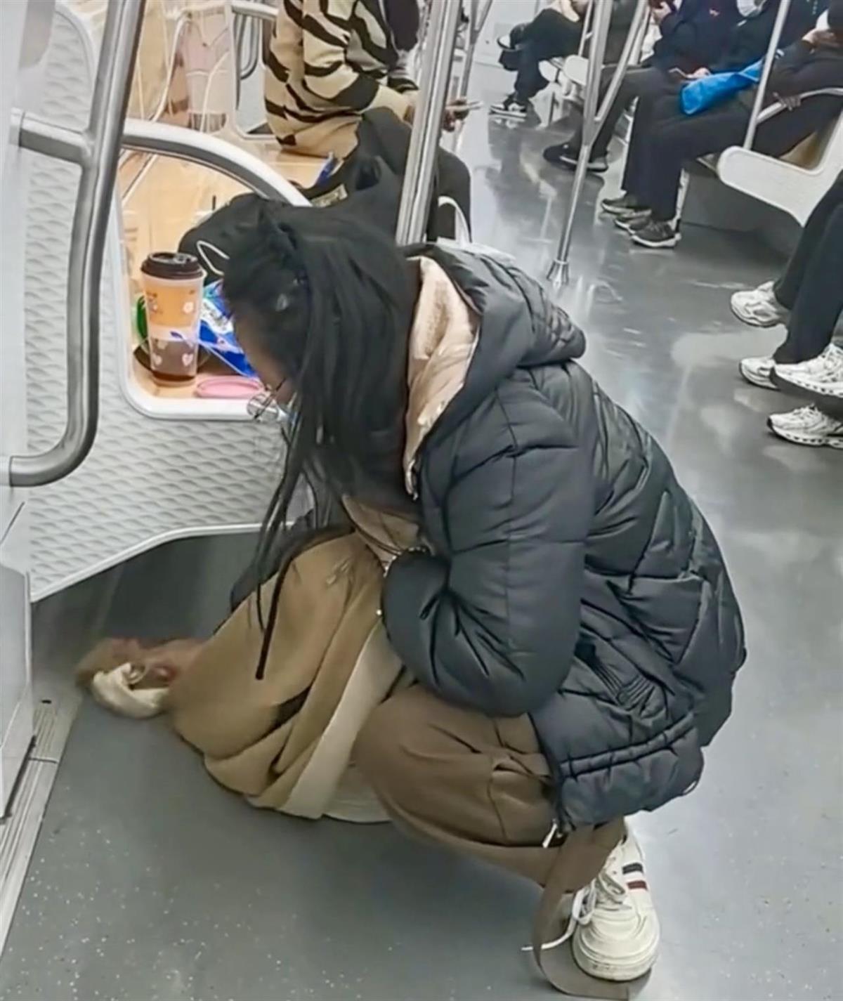 地铁上擦奶茶画面(视频截图)