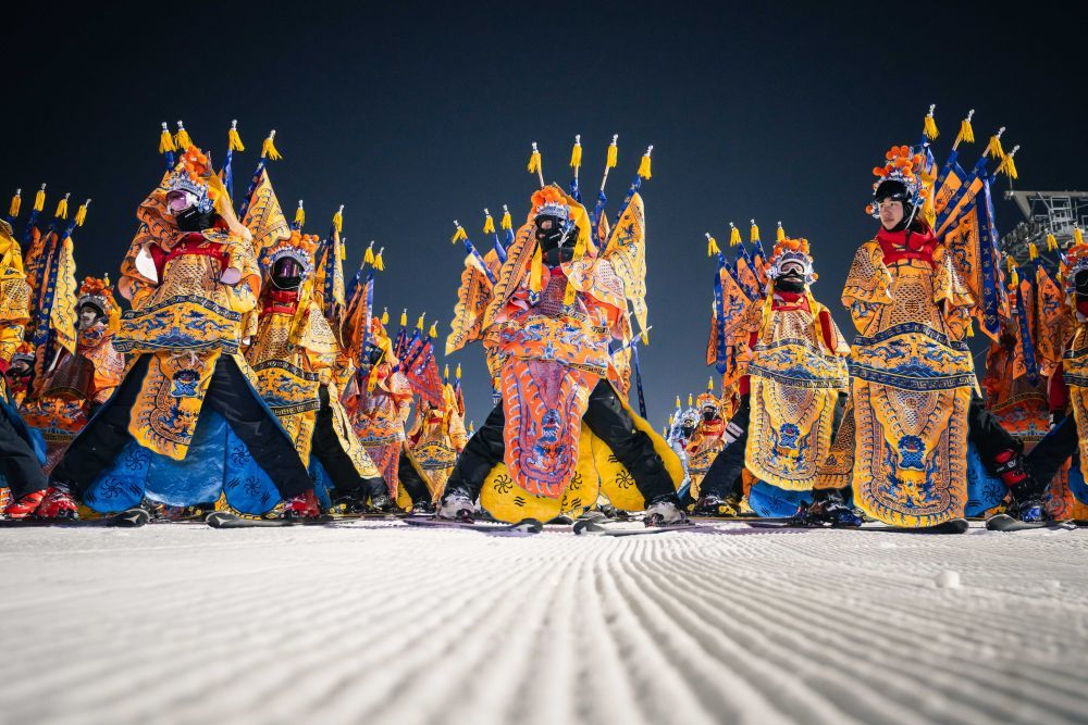 ↑2025年11月21日，滑雪者身着京剧服饰在吉林省吉林市进行滑雪表演。