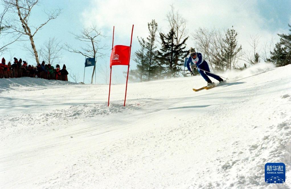 1980年2月13日至24日，第十三届冬季奥运会在美国普莱西德湖举行。这是中国运动员朴东锡在冬季奥运会的山地滑雪男子大回转障碍滑雪比赛中。新华社记者夏道陵摄