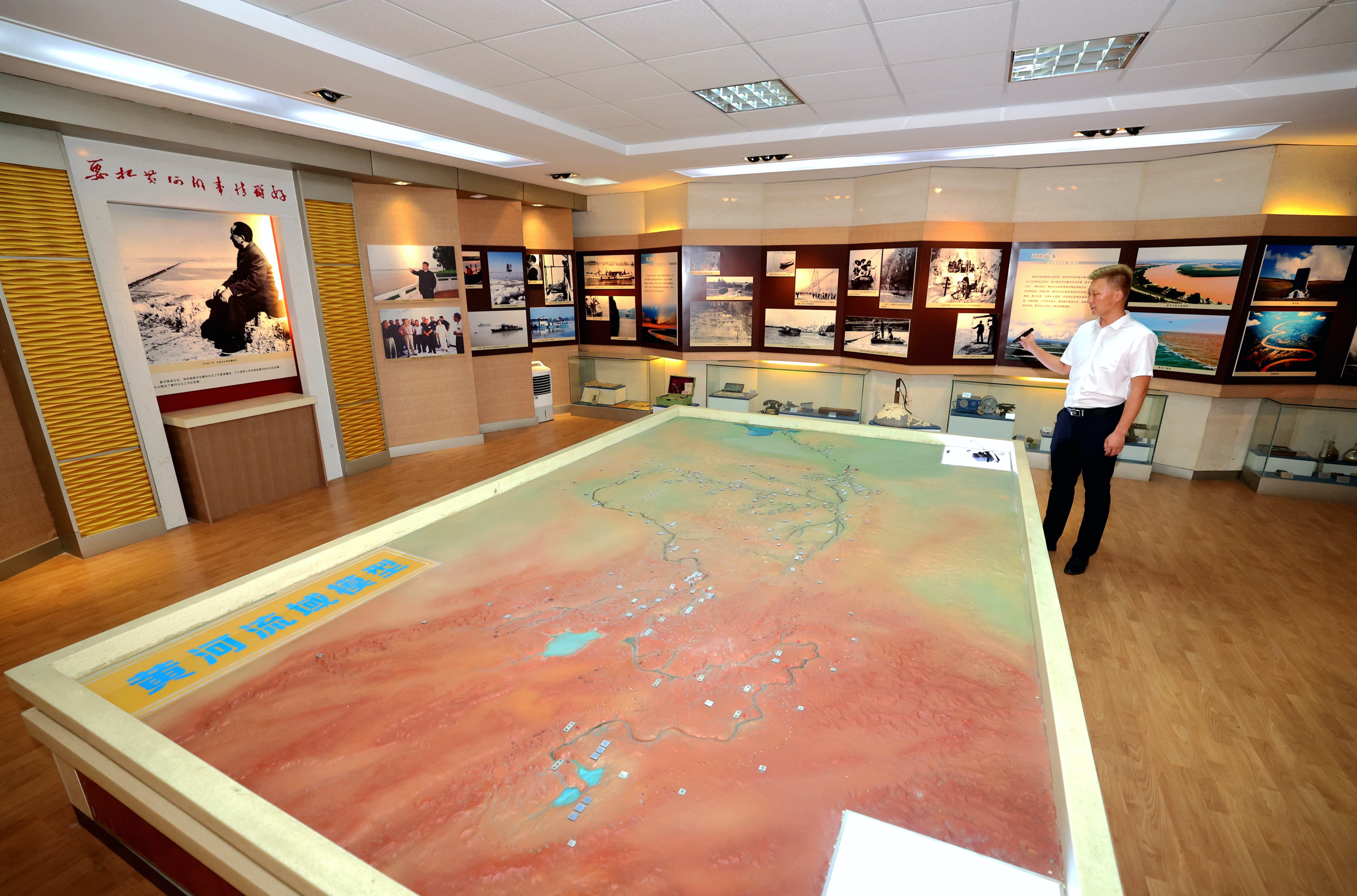 花园口水文站刘站长在黄河水文展厅介绍情况。