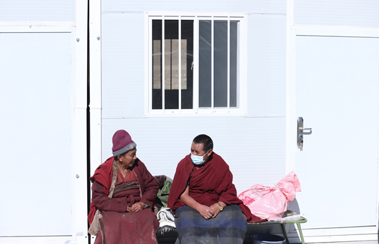 在定日县长所乡森噶曲德寺管委会旁的临时安置点，僧尼已经住进了抗震和保温性能更好的移动板房(拍摄：本报记者 崔萌）