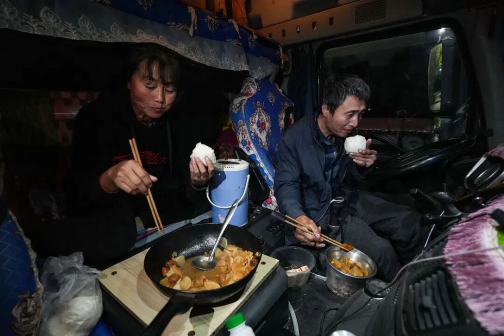 2025年我拍了很多风光，但在我心里永远记得这个画面。孔令建是从事运输行业20多年的大货车司机，妻子随他一起常年在外跑货。今年春节前夕，我和一位同事对孔令建夫妇进行了为期十天的跟车采访，记录了他们从浙江杭州返回河北沧州献县老家的历程。他们的驾驶室空间狭窄，夫妻俩常年吃住在车上，驾驶室就是夫妻俩的“第二个家”。他们的生活艰辛也温暖，夫妻俩相濡以沫的这个画面温暖了我许久。@晔华