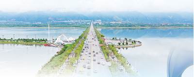 山西运城,七彩盐湖景区吸引各地游客前来游玩。闫 鑫摄(人民视觉)