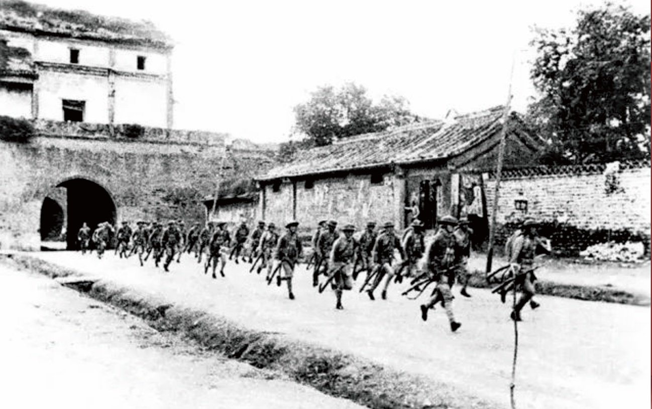 1937年7月7日,日军在宛平城附近的卢沟桥发动军事挑衅并炮轰宛平县城,引发“七七事变”(亦称卢沟桥事变)。图为驻守宛平城的中国军队出城抗击日军。