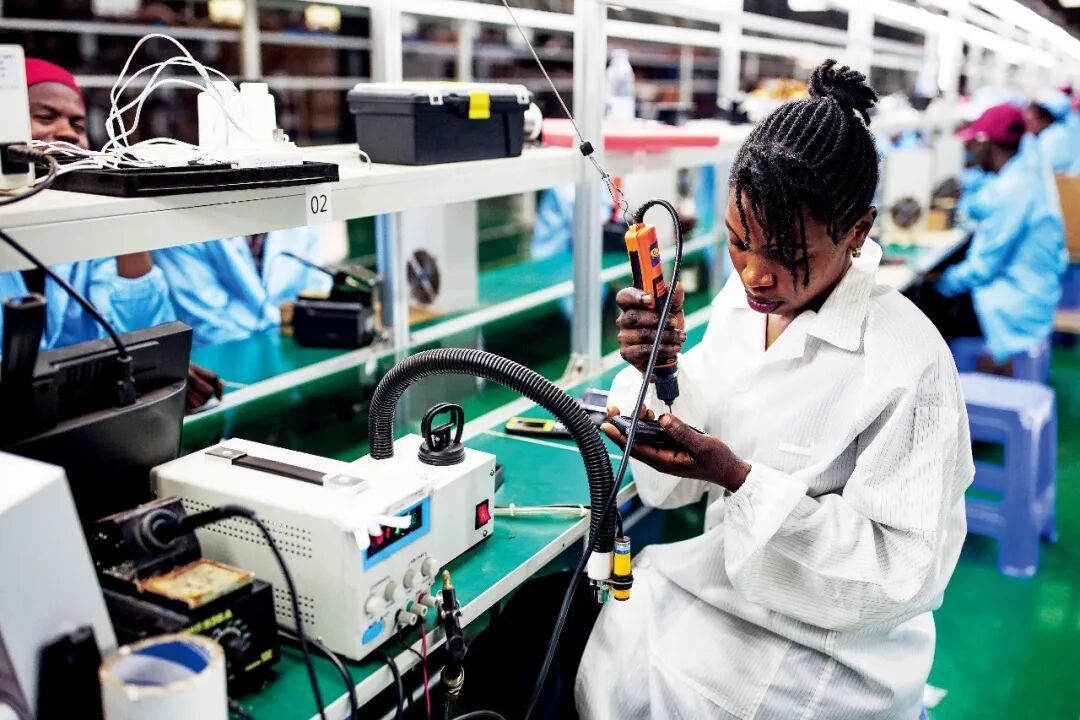 2024年1月,乌干达姆巴莱工业园内的一家小米手机工厂。图/视觉中国