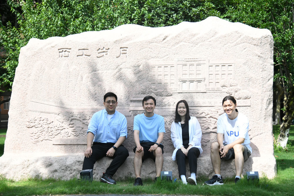 2024年6月26日，西工大哈萨克斯坦分校学生道托夫&middot;铁木尔、博雷斯别克&middot;穆拉特、伊萨耶娃&middot;豪哈尔和图列加利&middot;阿米尔（从左至右）在位于陕西西安的西北工业大学本部校园内合影。新华社记者 张博文 摄