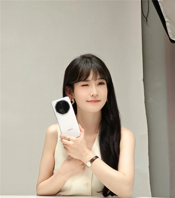 美女产品经理晒魅族Note 16定妆照:纯白机身 八边形镜头吸睛