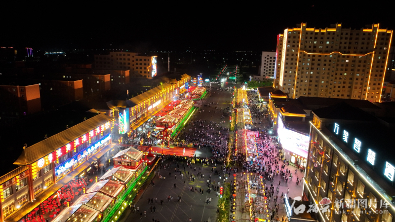 额敏县东街夜市人头攒动，热闹非凡。图/额敏县融媒体中心提供