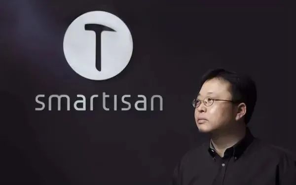 罗永浩站在十字路口