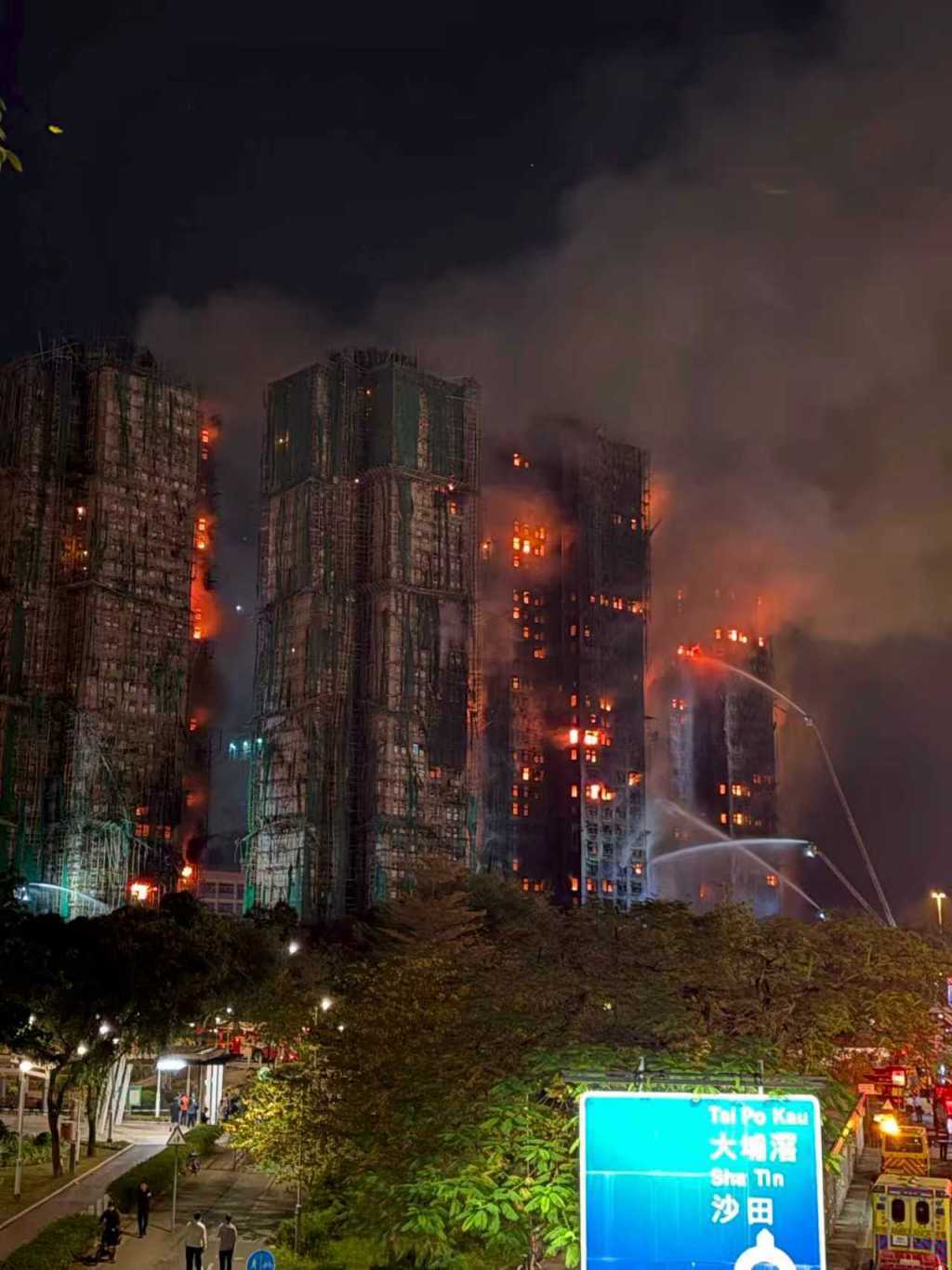 11月27日凌晨两点的火势。本文照片均为澎湃新闻记者 陈灿杰 摄