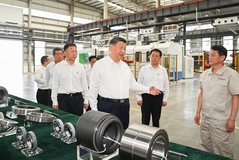 △2025年5月19日，习近平总书记在河南洛阳轴承集团股份有限公司智能工厂考察。