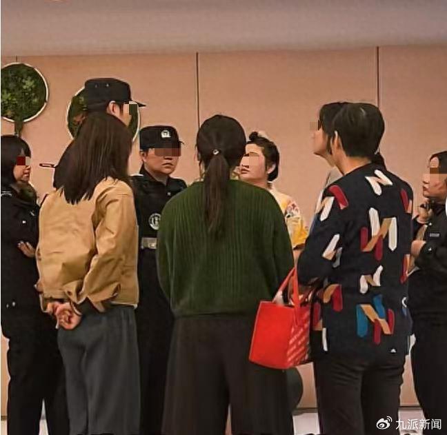 女子带手机进浴池,疑拍视频被人报警,警方:已处置